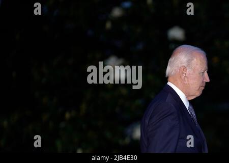 Washington, Vereinigte Staaten. 02nd giugno 2022. Il Presidente degli Stati Uniti Joe Biden parte dalla Casa Bianca di Washington, DC lungo il tragitto Rehoboth Beach, Delaware il 2 giugno 2022. Credit: Yuri Gripas/Pool via CNP/dpa/Alamy Live News Foto Stock