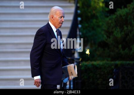 Washington, Vereinigte Staaten. 02nd giugno 2022. Il Presidente degli Stati Uniti Joe Biden parte dalla Casa Bianca di Washington, DC lungo il tragitto Rehoboth Beach, Delaware il 2 giugno 2022. Credit: Yuri Gripas/Pool via CNP/dpa/Alamy Live News Foto Stock