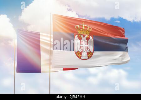 Cielo azzurro soleggiato e bandiere di serbia e francia Foto Stock