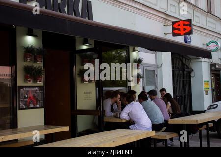 Mosca, Russia. 02nd giugno 2022. La gente si rilassa in una birreria nel centro di Mosca. Sopra, è visibile un simbolo dell'euro. Le misure intraprese dal governo russo per contrastare severe sanzioni internazionali, imposte dopo l'inizio della guerra in Ucraina, hanno reso il rublo russo la valuta più forte del mondo nel 2022. Credit: SOPA Images Limited/Alamy Live News Foto Stock