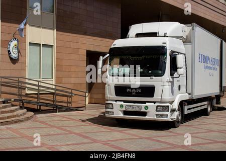 Mosca, Russia. 02nd giugno 2022. Un camion contrassegnato come 'carico splatica' è caricato con roba effettuato della sezione consolare dell'Ambasciata di Argentina a Mosca. A differenza dei rappresentanti di molte altre nazioni, i diplomatici di Argentinaís non sono stati espulsi dalla Russia. Né i diplomatici russi sono stati espulsi dall’Argentina. Credit: SOPA Images Limited/Alamy Live News Foto Stock