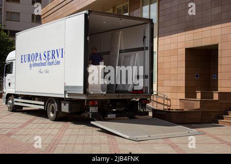 Mosca, Russia. 02nd giugno 2022. Un camion contrassegnato come 'carico splatica' è caricato con roba effettuato della sezione consolare dell'Ambasciata di Argentina a Mosca. A differenza dei rappresentanti di molte altre nazioni, i diplomatici di Argentinaís non sono stati espulsi dalla Russia. Né i diplomatici russi sono stati espulsi dall’Argentina. Credit: SOPA Images Limited/Alamy Live News Foto Stock