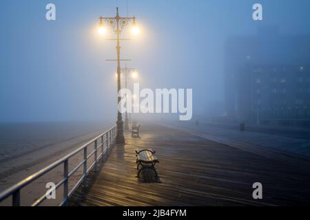 Luci per la strada, nebbia notturna nebbia fitta, lanterne lampione, strada deserta in nebbia nebulizzata Foto Stock