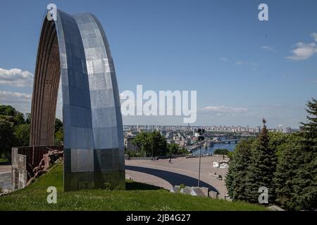 Kiev, Ucraina. 24th maggio 2022. L'Arco della libertà del popolo ucraino a Kiev. Tre mesi dopo la battaglia di Kyiv, la città sta cominciando a tornare ad un livello di normalità come negozi e ristoranti aperto dopo che le forze russe si sono ritirate dalla regione. (Foto di Richard Wright/SOPA Images/Sipa USA) Credit: Sipa USA/Alamy Live News Foto Stock