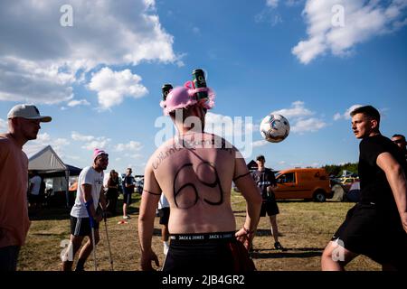 Bitterfeld Wolfen, Germania. 02nd giugno 2022. I visitatori festeggiano per la grande apertura al Festival Spring Break al Goitzschesee di Pouch. Al Goitzschesee sono attesi circa 25.000 visitatori. Credit: dpa/dpa-Zentralbild/dpa/Alamy Live News Foto Stock