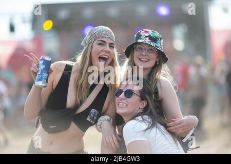 Bitterfeld Wolfen, Germania. 02nd giugno 2022. I visitatori di Pouch festeggiano alla Grand Opening al Spring Break Festival al Goitzschesee di Pouch. Al Goitzschesee sono attesi circa 25.000 visitatori. Credit: dpa/dpa-Zentralbild/dpa/Alamy Live News Foto Stock