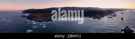 Cape Ferrelo e Lone Ranch Beach a Brookings, Oregon. Panorama aereo all'alba. Foto Stock