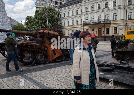 Kiev, Ucraina. 23rd maggio 2022. Una donna cammina attraverso una mostra di attrezzature russe distrutte nel centro di Kiev. Il Ministero degli Affari interni e il Museo Nazionale di Storia dell'Ucraina hanno messo in mostra all'esterno del monastero di San Michele con la cupola d'oro diversi pezzi di attrezzature russe distrutte come parte di una mostra intitolata ''Guerra d'indipendenza Ucraina 2022' (immagine di credito: © Richard Wright/SOPA Images via ZUMA Press Wire) Foto Stock