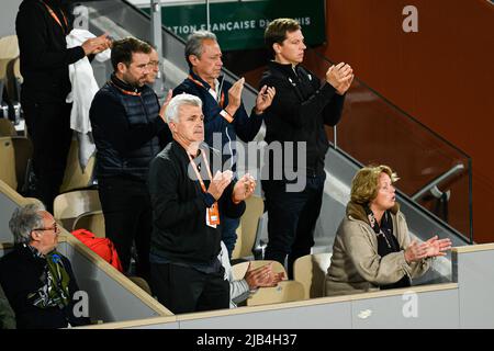 La scatola del giocatore di squadra di Stefanos Tsitsipas con suo padre Apostolos Tsitsipas e sua madre Julia Apostoli durante il torneo di tennis Open francese, Grand Slam il 24 maggio 2022 allo stadio Roland-Garros di Parigi, Francia - Foto Victor Joly / DPPI Foto Stock