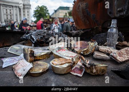 Kiev, Ucraina. 23rd maggio 2022. Una vista delle razioni di cibo russe esposte sopra un serbatoio nel centro di Kiev. Il Ministero degli Affari interni e il Museo Nazionale di Storia dell'Ucraina hanno messo in mostra all'esterno del monastero di San Michele con la cupola d'oro diversi pezzi di attrezzature russe distrutte come parte di una mostra intitolata ''Guerra d'indipendenza Ucraina 2022' (immagine di credito: © Richard Wright/SOPA Images via ZUMA Press Wire) Foto Stock