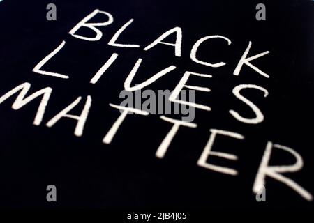 Primo piano della frase NERO VITE MATERIA da scrittura a mano (gesso bianco colorato) su blackboad. Foto Stock