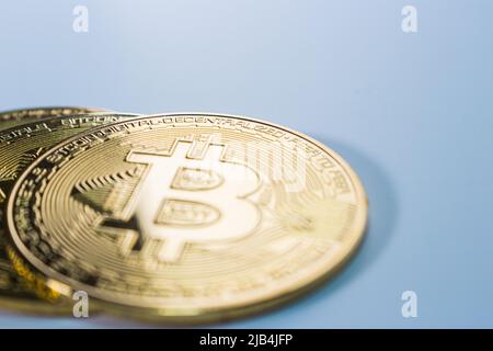 Il primo piano tre Bitcoins oro su sfondo semplice. Foto Stock