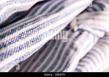 Il primo piano delle tute pieghevoli con motivo a strisce blu alla luce del sole. Foto Stock