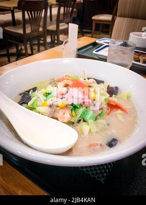 Immagine della deliziosa noodle Champon in stile Nagasaki nel ristorante locale. Foto Stock