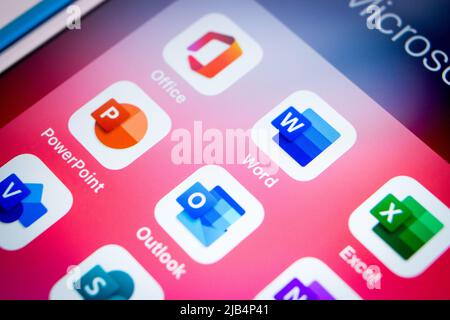 Kumamoto, Giappone - Apr 5, 2020 : applicazioni di Office su iPhone. Office è una famiglia di software client/server sviluppato da Microsoft. La prima versione di Foto Stock