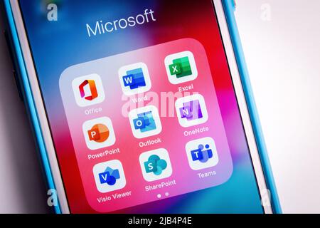 Kumamoto, Giappone - 5 aprile 2020 : applicazioni Office su iPhone. Office è una famiglia di software client e server di Microsoft. Word, Excel, PowerPoint, ecc. Foto Stock