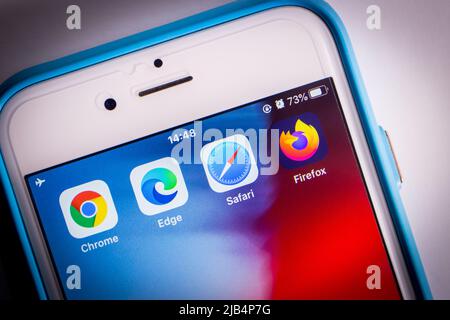 Kumamoto, Giappone - Apr 5, 2020 : icone dei quattro browser web più moderni (Google Chrome, Microsoft Edge, Safari e Firefox) sullo schermo di iPhone. Foto Stock