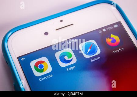 Kumamoto, Giappone - Apr 5, 2020 : icone dei quattro browser web più moderni (Google Chrome, Microsoft Edge, Safari e Firefox) sullo schermo di iPhone. Foto Stock