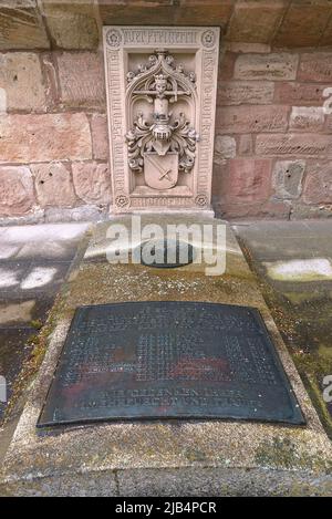 Tomba con stemmi e iscrizioni dei caduti della prima guerra mondiale dal 1914 al 1918, chiesa fortificata di San Giorgio, Neunhof vicino Norimberga Foto Stock