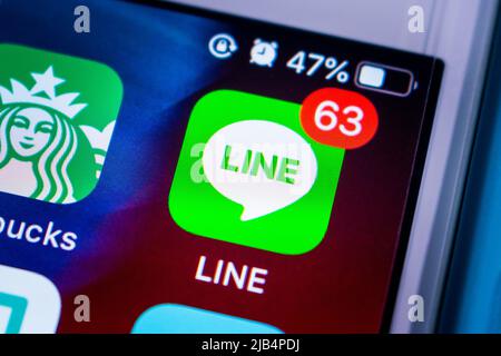 Kumamoto, Giappone - 29 aprile 2020 : LINEA app con badge 63 sulla schermata iniziale di iPhone. LINE è un'app freeware per comunicazioni istantanee su dispositivi elettronici Foto Stock