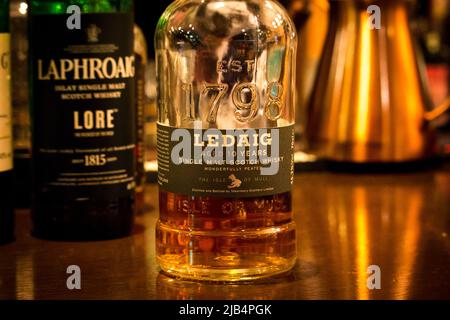 Kumamoto, Giappone - Mar 12, 2020 : bottiglia di Ledaig sul tavolo del bar. Ledaig, whisky scozzese di malto singolo dell'isola di Mull, è prodotto da Tobermory Foto Stock