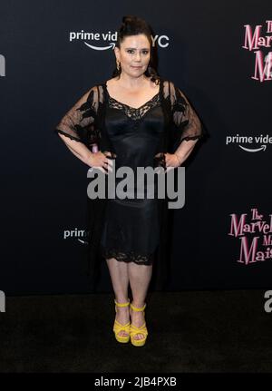 New York, NY - 2 giugno 2022: Alex Borstein frequenta la meravigliosa Mrs Maisel Emmys FYC allo Steiner Studios Foto Stock