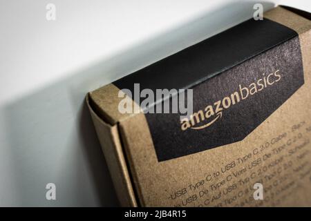 Kumamoto, Giappone - Agosto 3 2020 : scatola di cartone AmazonBasics. AmazonBasics è un marchio privato che offre articoli per la casa, forniture per ufficio e accessori tecnologici Foto Stock
