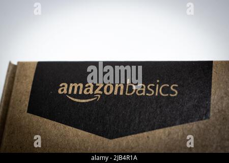 Kumamoto, Giappone - Agosto 3 2020 : scatola di cartone AmazonBasics. AmazonBasics è un marchio privato che offre articoli per la casa, forniture per ufficio e accessori tecnologici Foto Stock