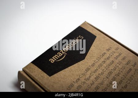 Kumamoto, Giappone - Agosto 3 2020 : scatola di cartone AmazonBasics. AmazonBasics è un marchio privato che offre articoli per la casa, forniture per ufficio e accessori tecnologici Foto Stock