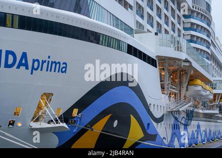 Dettaglio della nave da crociera AIDA prima del marchio aziendale AIDA Cruises nel porto di Rotterdam Olanda, 26 maggio 2022. Foto Stock