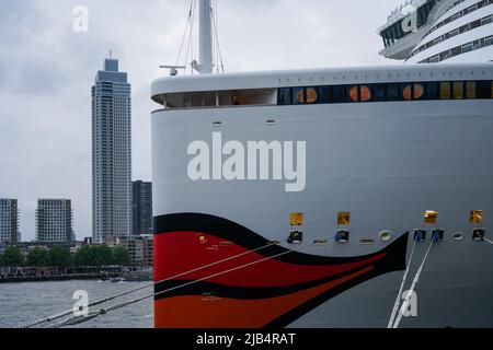 Dettaglio della nave da crociera AIDA prima del marchio aziendale AIDA Cruises nel porto di Rotterdam Olanda, 26 maggio 2022. Foto Stock