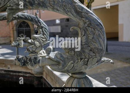 Fontana dei delfini a Muensterplatz di Wolfgang Neithard, acquedotto, figure di delfini, figure di bronzo, gargoyles, Ulm, Baden-Wuerttemberg, Germania Foto Stock