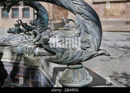 Fontana dei delfini a Muensterplatz di Wolfgang Neithard, acquedotto, figure di delfini, figure di bronzo, gargoyles, Ulm, Baden-Wuerttemberg, Germania Foto Stock