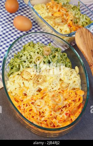 Cucina sveva, spaetzle casseruola, tre tipi di spaetzle al forno con formaggio, spaetzle classico, con spinaci e con paprika rossa, piatto di farina Foto Stock