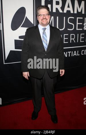 Newark, New York. 02nd giugno 2022. Mark D. Conklin partecipa all'evento di kick-off del GRAMMY Museum Experience presso il Prudential Center al Black Music Month con la nuova mostra fotografica Ernie Paniccioli, A Hip-Hop Life: Cinquant'anni di musica, arte e cultura hip-hop, e la scoperta di manufatti provenienti da nove leggende del New Jersey molto speciali nel museo - Newark, NJ il 3 giugno 2022. (Foto di Udo Salters/Sipa USA) Credit: Sipa USA/Alamy Live News Foto Stock