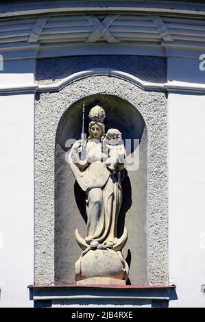 Figura di Maria con corona, scettro e Gesù Bambino, Chiesa parrocchiale di San Pietro e Paolo, 'Domo des Westallgaeus', chiesa neobarocca del 1914 Foto Stock