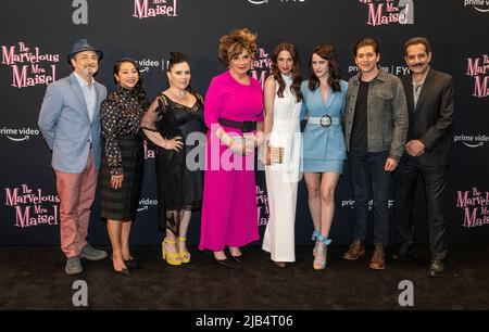 New York, Stati Uniti. 02nd giugno 2022. Kevin Pollak, Stephanie Hsu, Alex Borstein, Caroline Aaron, Marin Hinkle, Rachel Brosnahan, Michael Zegen e Tony Shalhoub partecipano al meraviglioso Mrs Maisel Emmys FYC presso gli Steiner Studios di New York il 2 giugno 2022. (Foto di Lev Radin/Sipa USA) Credit: Sipa USA/Alamy Live News Foto Stock