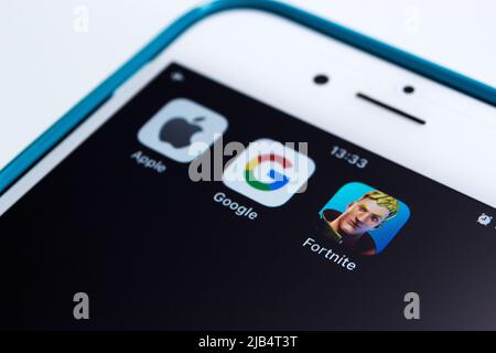 Kumamoto, Giappone - Agosto 27 2020: Icona Apple, Google e Fortnite su iPhone. Apple e Google hanno vietato l'app Fortnite da App Store / Google Play nell'agosto 2020 Foto Stock