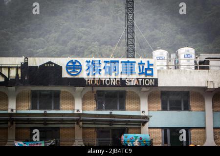 Taipei, Taiwan - Dicembre 19 2019: Stazione di Houtong, una stazione ferroviaria della linea tra Yilan a Ruifang, in giorno di pioggia. Houtong è il numerosi gatti che vivono in città Foto Stock