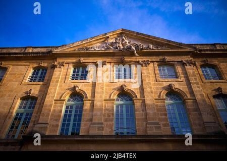 Maschio Rhone e femmina Durance nel timpano dell'Ancienne Halle aux Grains, ex granaio, ora ufficio postale, Aix-en-Provence, Bouches-du-Rhone Foto Stock