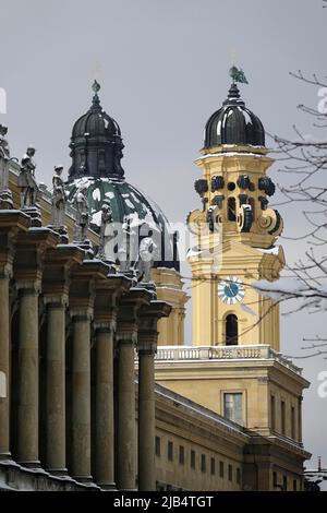 Facciata del Residenz di fronte al Hofgarten, torre e cupola della Chiesa Theatina, innevata in inverno, Monaco, Baviera, alta Baviera, Germania Foto Stock