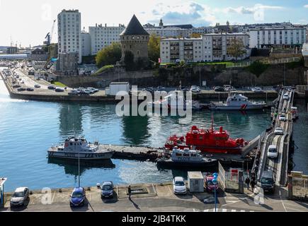 Ponte sotto il Pont de Recouvrance sul fiume Penfeld tra il centro della città di Siam e il quartiere Recouvrance, Brest, Finistere Penn ar Bed Foto Stock