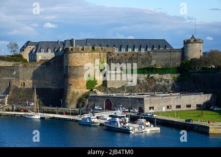 Fortezza Chateau de Brest, in esso Museo Nazionale Marino alla foce del fiume Penfeld nella baia di Brest, Brest, dipartimento Finistere Penn Foto Stock