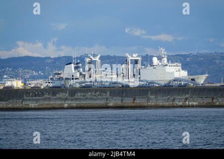 Nave della Marina francese di fronte all'ex cantiere di riparazione sottomarino Brest, bunker costruiti nel WW2, ora utilizzati dalla Marina francese, Brest, Finistere Penn ar Bed Foto Stock