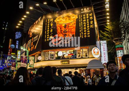 Taipei, Taiwan - Dicembre 18 2019 : Xing fu Tang, popolare catena di negozi di tapioca a Taiwan, di notte. In immagine, un sacco di persone in attesa di comprare una tapioca drink Foto Stock