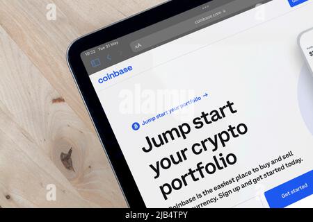 Ostersund, Svezia - 31 maggio 2022: Sito Web Coinbase su un tablet. Coinbase è una società americana che gestisce una piattaforma di scambio di criptovaluta. Foto Stock