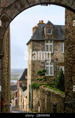 Casa signorile sulla Rue du Palais de Justice, centro storico medievale di Domfront, Domfront en Poiraie, dipartimento di Orne, regione Normandia, Francia Foto Stock