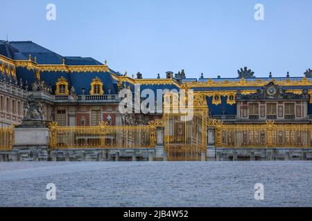 Cour royale, Chateau de Versailles barocco, ex palazzo dei re di Francia, vicino a Parigi, dipartimento degli Yvelines, regione Ile de France, Francia Foto Stock