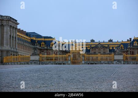 Cour royale, Chateau de Versailles barocco, ex palazzo dei re di Francia, vicino a Parigi, dipartimento degli Yvelines, regione Ile de France, Francia Foto Stock