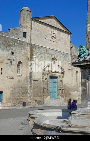 Place de la Republique con ex chiesa di Sainte Anne d'Arles, Arles, Bouches-du-Rhone dipartimento, Provenza Alpi Costa Azzurra regione, Francia Foto Stock